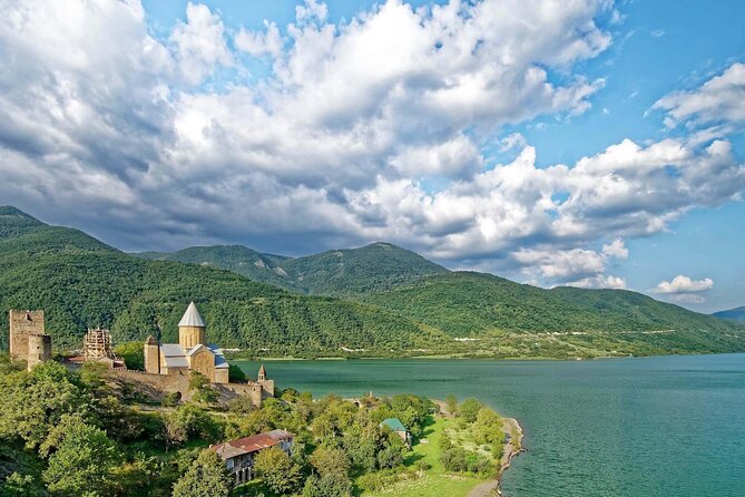 Bestseller Day Trip to Kazbeg/Gergeti Delicious Lunch at Rooms - The real appeal: Kazbegi, Gergeti, and a day that stays organized