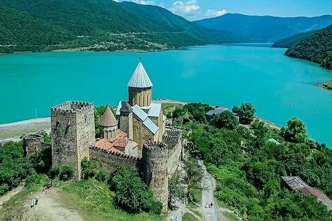 Discover the Majestic Georgian Highlands - Jinvali Water Reservoir: Turquoise Water, Mountain Air, and a Relaxed Start