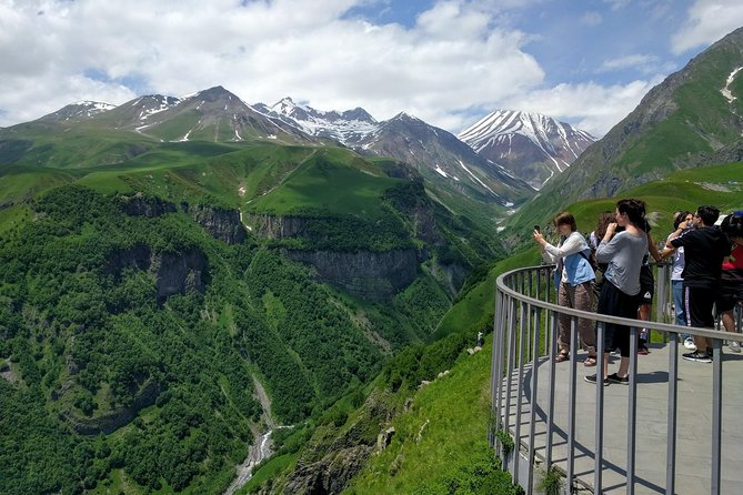 Private Kazbegi Tour: Gergeti, Ananuri & Scenic Views - Stop 1: Zhinvali Water Reservoir and the Blue-Lake Story