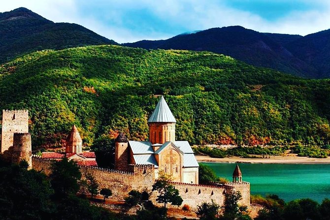 Private Tour Ananuri-Kazbegi-Gudauri - Zhinvali Lake stop: a breather between fortresses and ski air