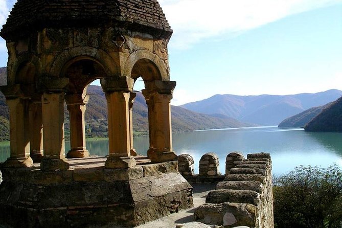 Private Tour to Kazbegi from Tbilisi - Ananuri Fortified Castle Ensemble: the morning stop with real payoff