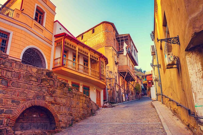 Tbilisi:Evening Walking & Talking Tour with Wine & Boat Ride - Vakhtang’s monument and Metekhi Cathedral: culture on the cliff plateau